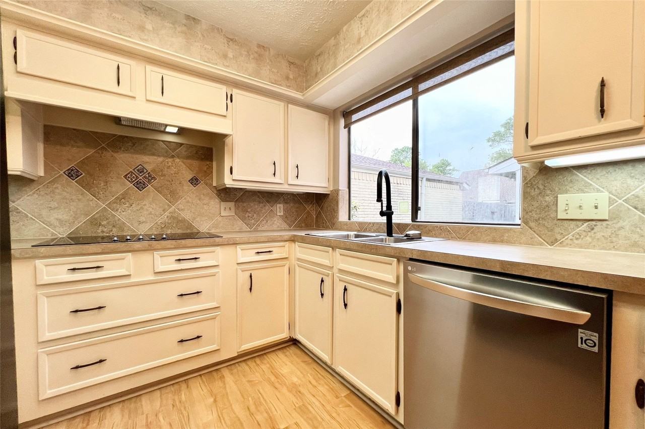 11954 Brook Meadows Ln - Photo 7 of 32