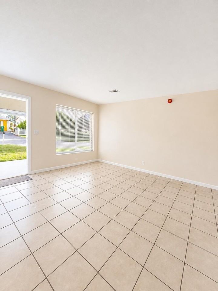 4285 Sw 49th St - Photo 2 of 15