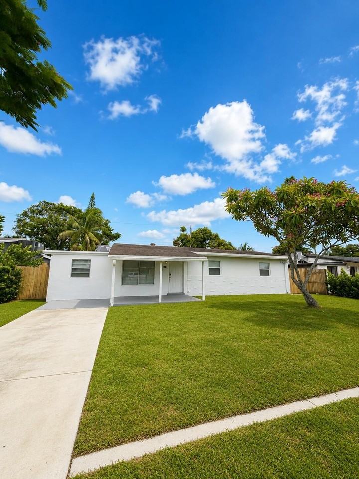 4285 Sw 49th St - Photo 4 of 15