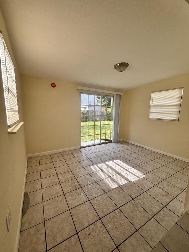 4285 Sw 49th St - Photo 6 of 15