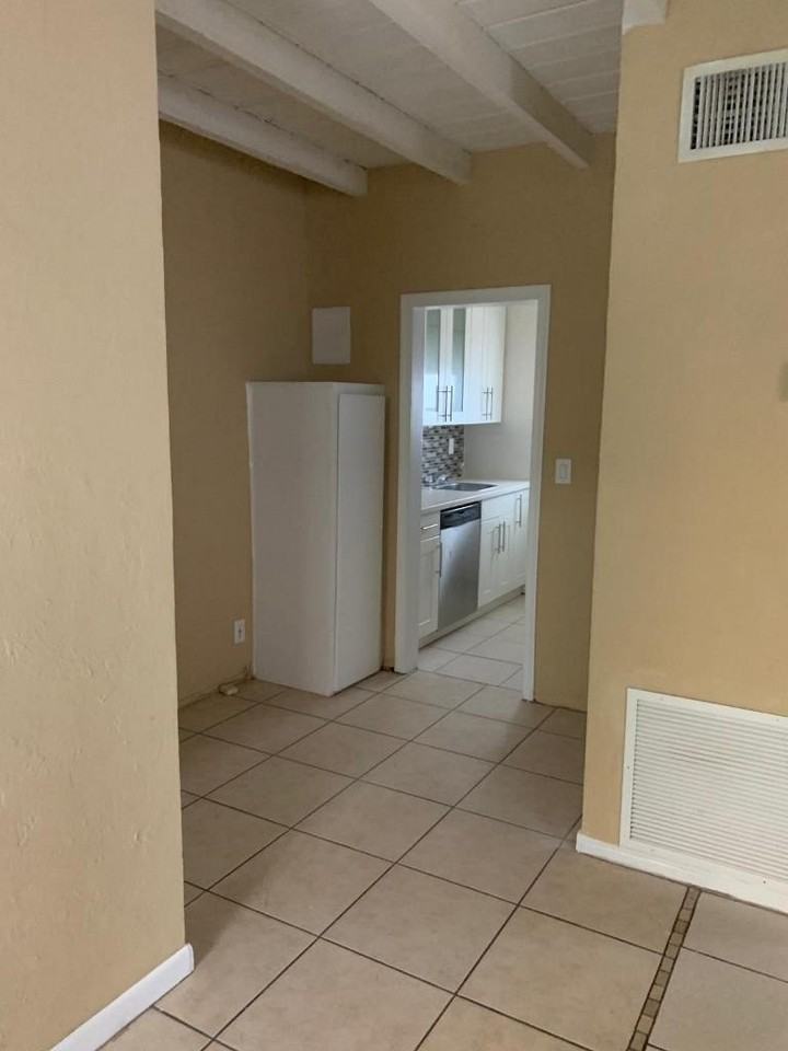 817 Ne 16th Ter #2 - Photo 6 of 10
