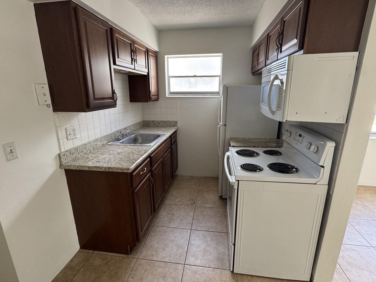 1555 Tyler St #01 - Photo 7 of 8