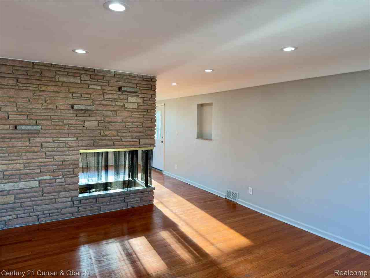 6590 Rockland St - Photo 4 of 20