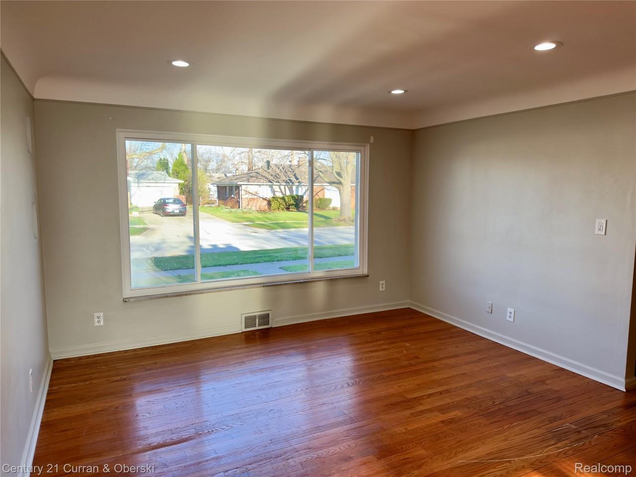 6590 Rockland St - Photo 5 of 20
