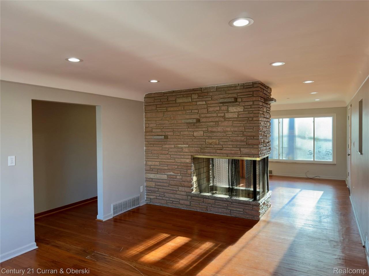 6590 Rockland St - Photo 6 of 20