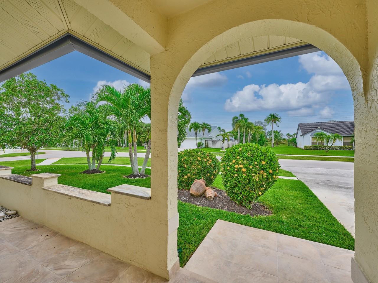 1267 Summerwood Cir - Photo 4 of 50