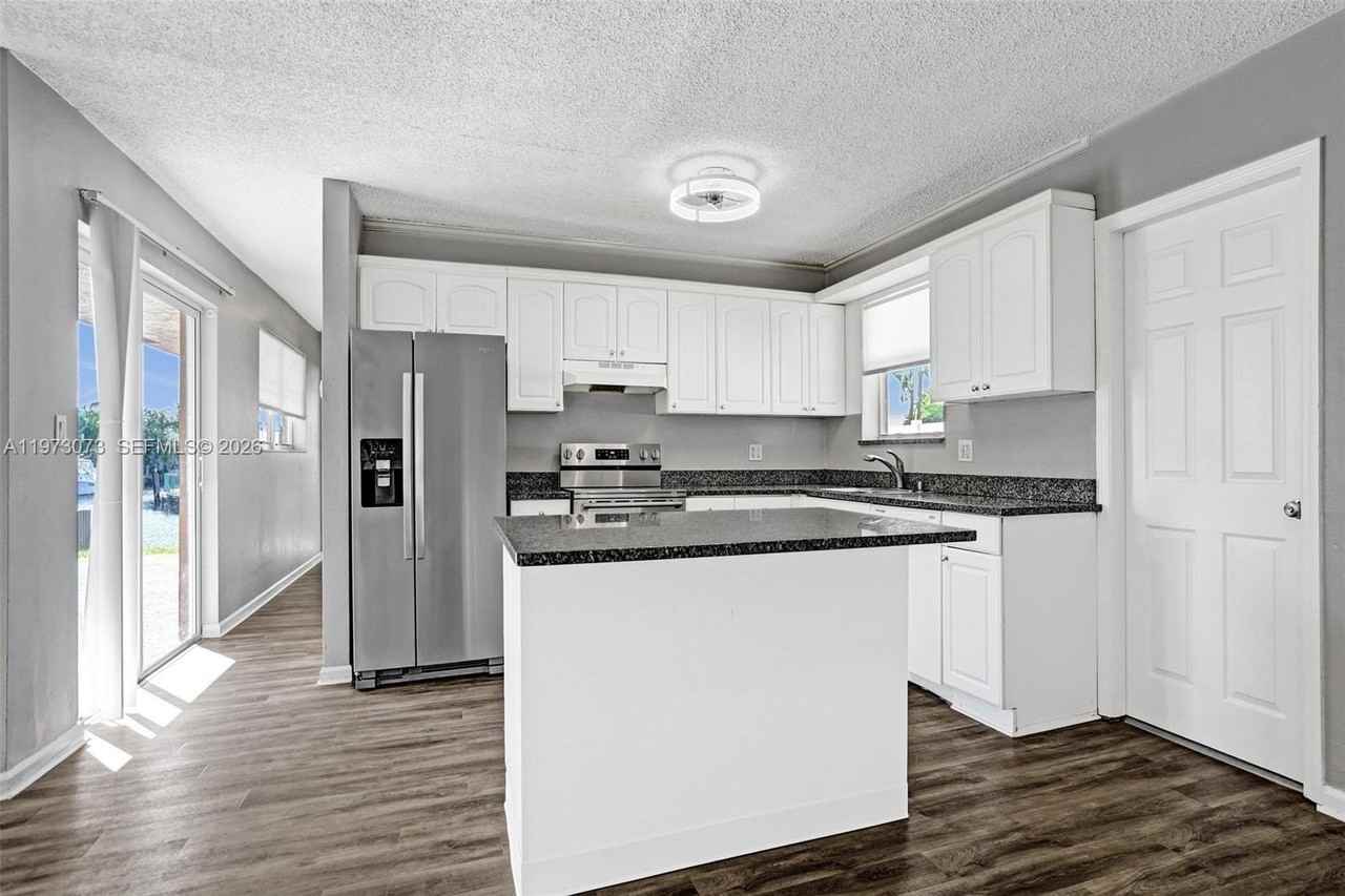 949 Se 10th Ct - Photo 7 of 14