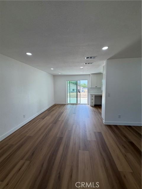 527 W 10th St - Photo 3 of 14