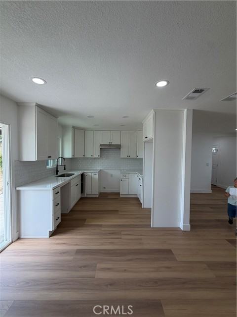 527 W 10th St - Photo 4 of 14