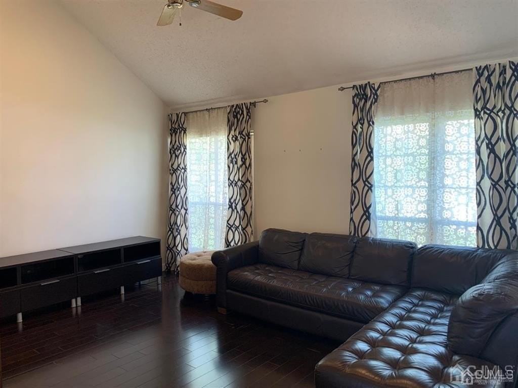 40 Glen Oaks Ct - Photo 4 of 19