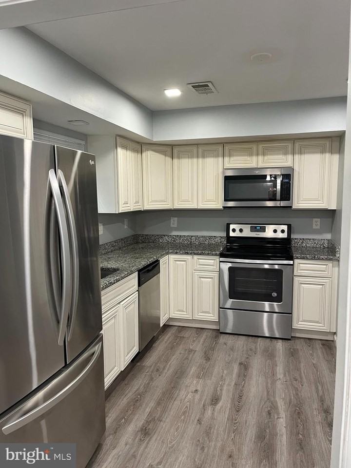 2513 Robinson Pl - Photo 2 of 12