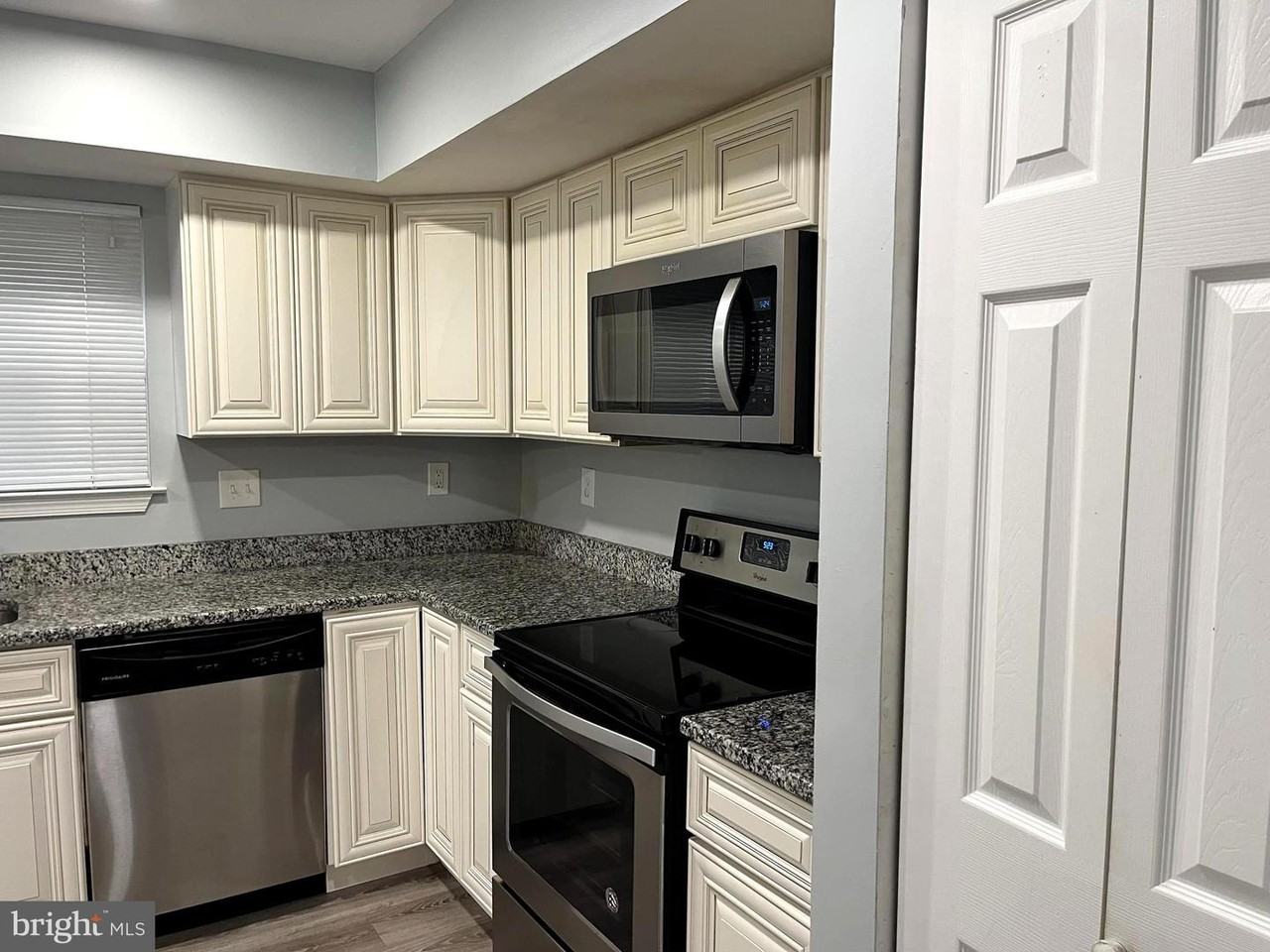 2513 Robinson Pl - Photo 7 of 12