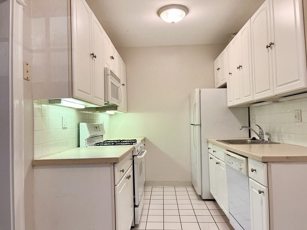 854 Massachusetts Ave - Photo 4 of 12