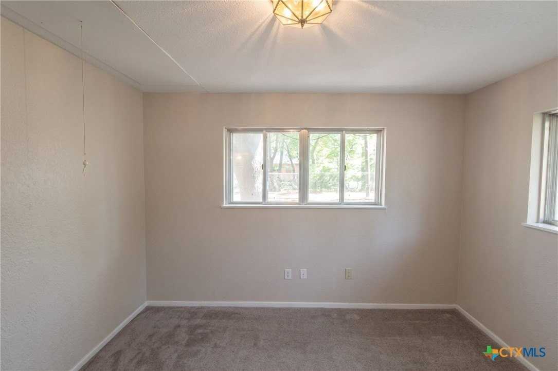 409 Oak St - Photo 4 of 8
