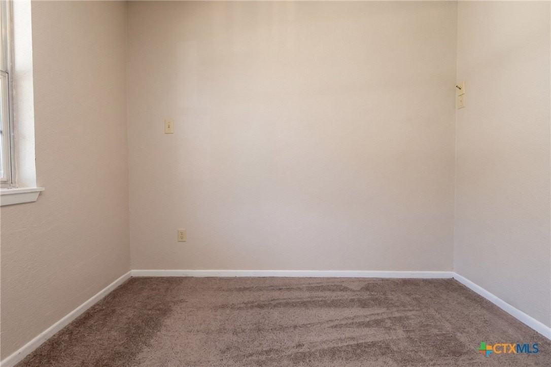 409 Oak St - Photo 5 of 8
