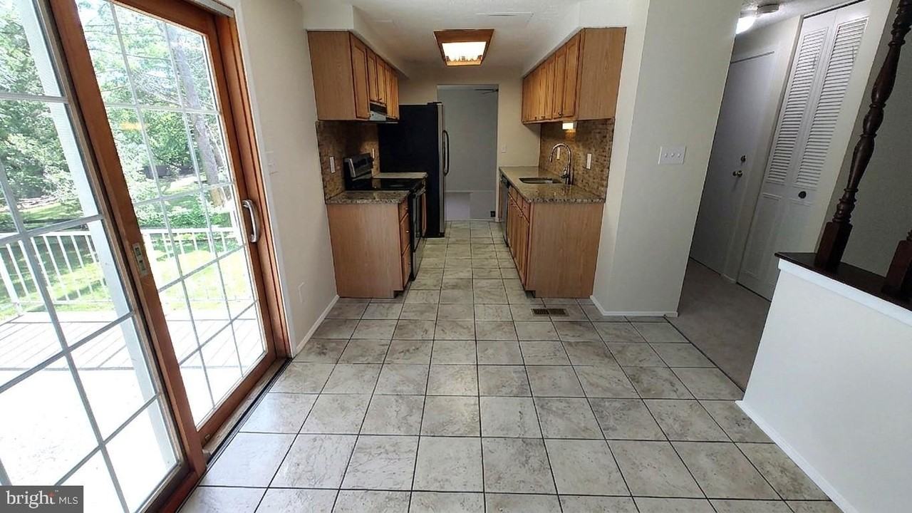 8638 Saxon Cir - Photo 2 of 33