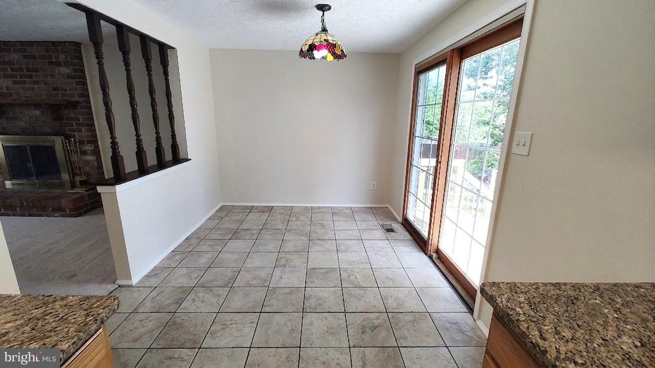 8638 Saxon Cir - Photo 3 of 33