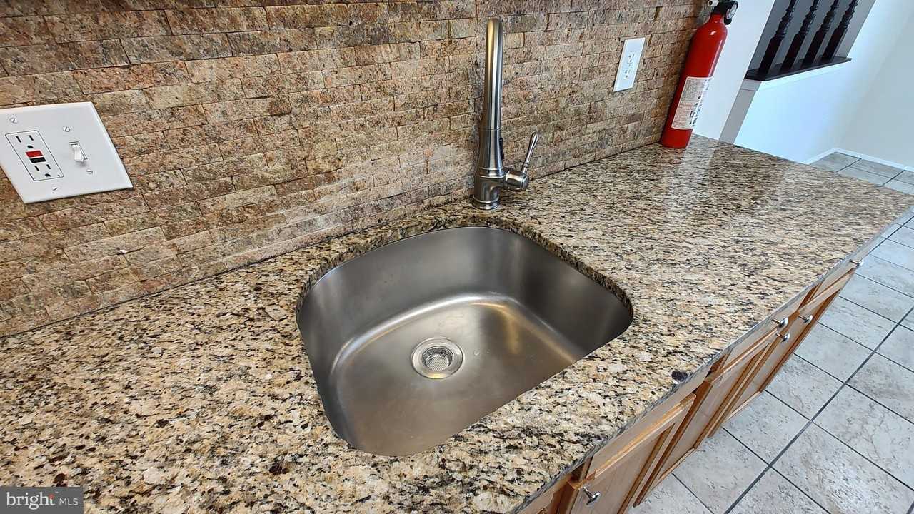 8638 Saxon Cir - Photo 4 of 33