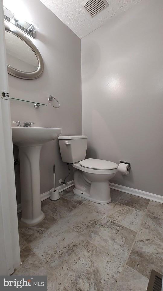 8638 Saxon Cir - Photo 7 of 33