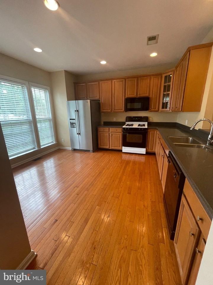 53 Williams Dr - Photo 3 of 35