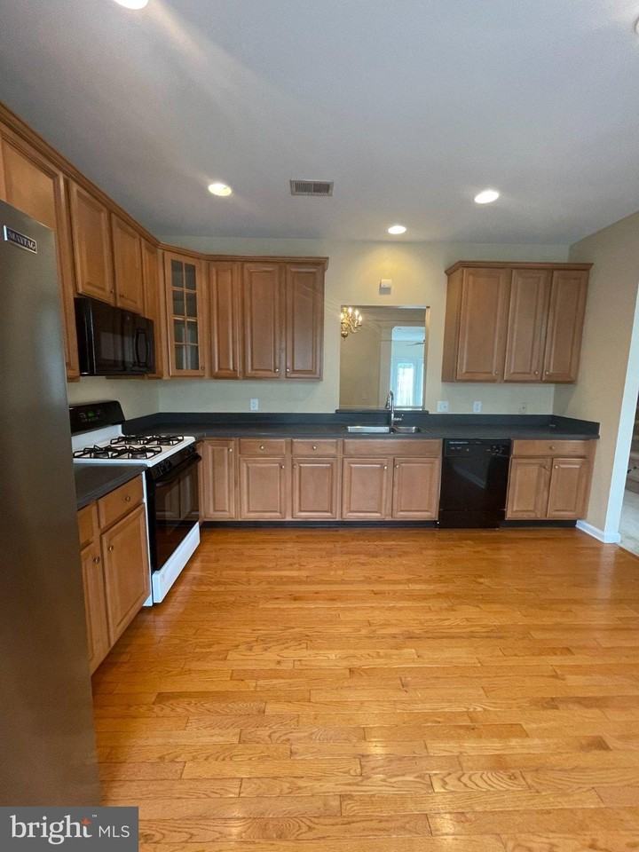 53 Williams Dr - Photo 5 of 35