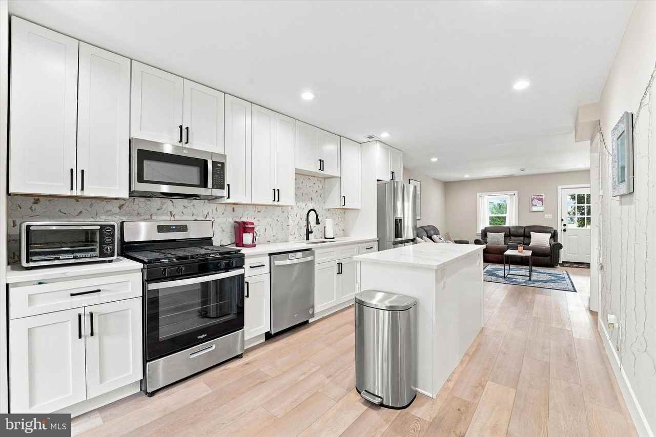 126 W Hector St - Photo 2 of 15