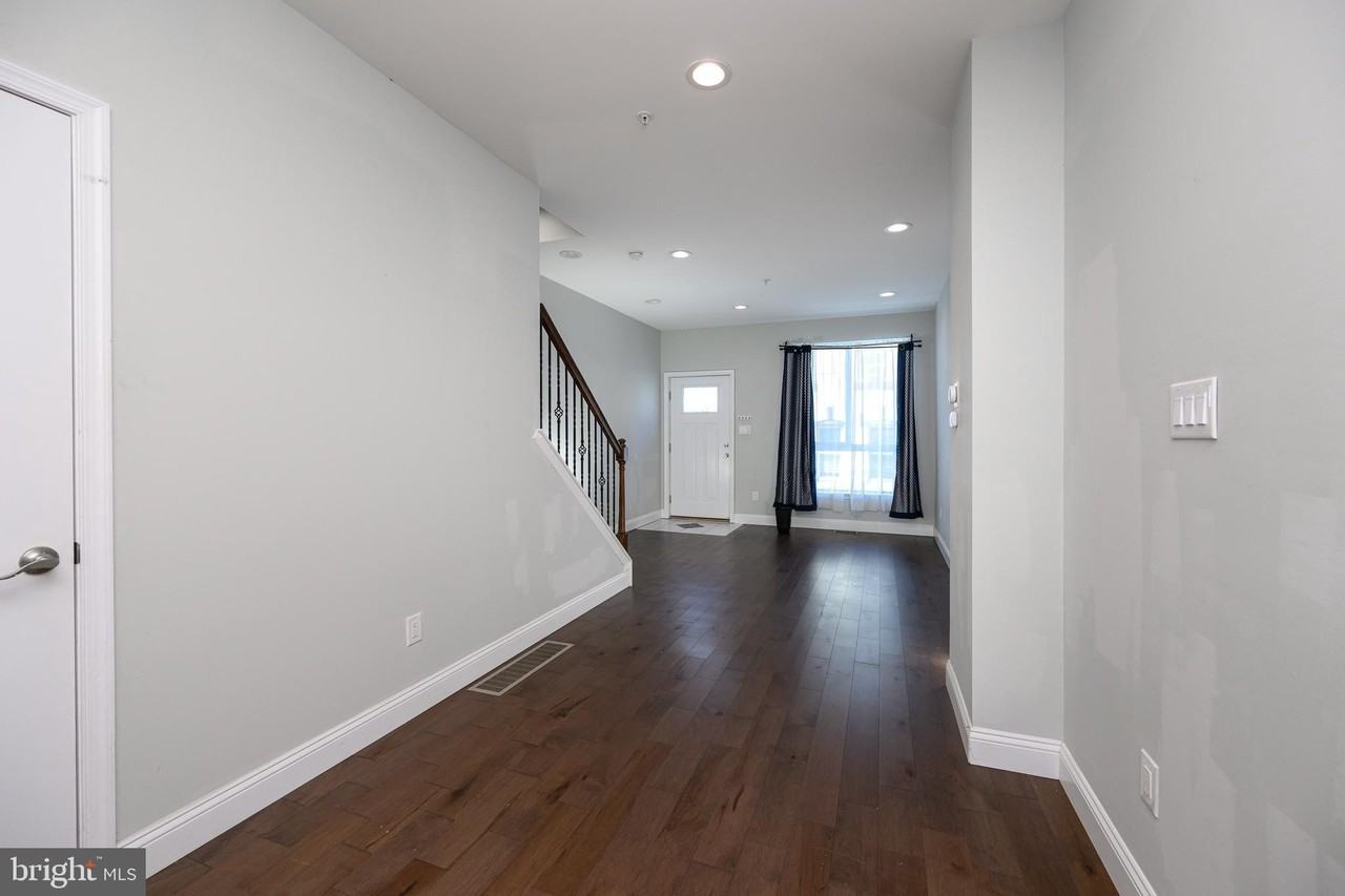 1439 N Newkirk St - Photo 4 of 35