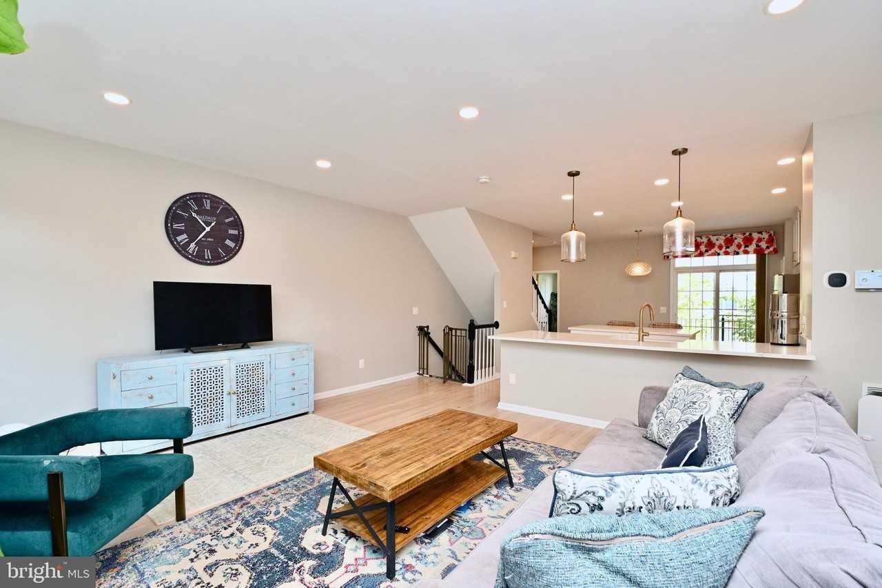 6915 Rolling Creek Way - Photo 4 of 29
