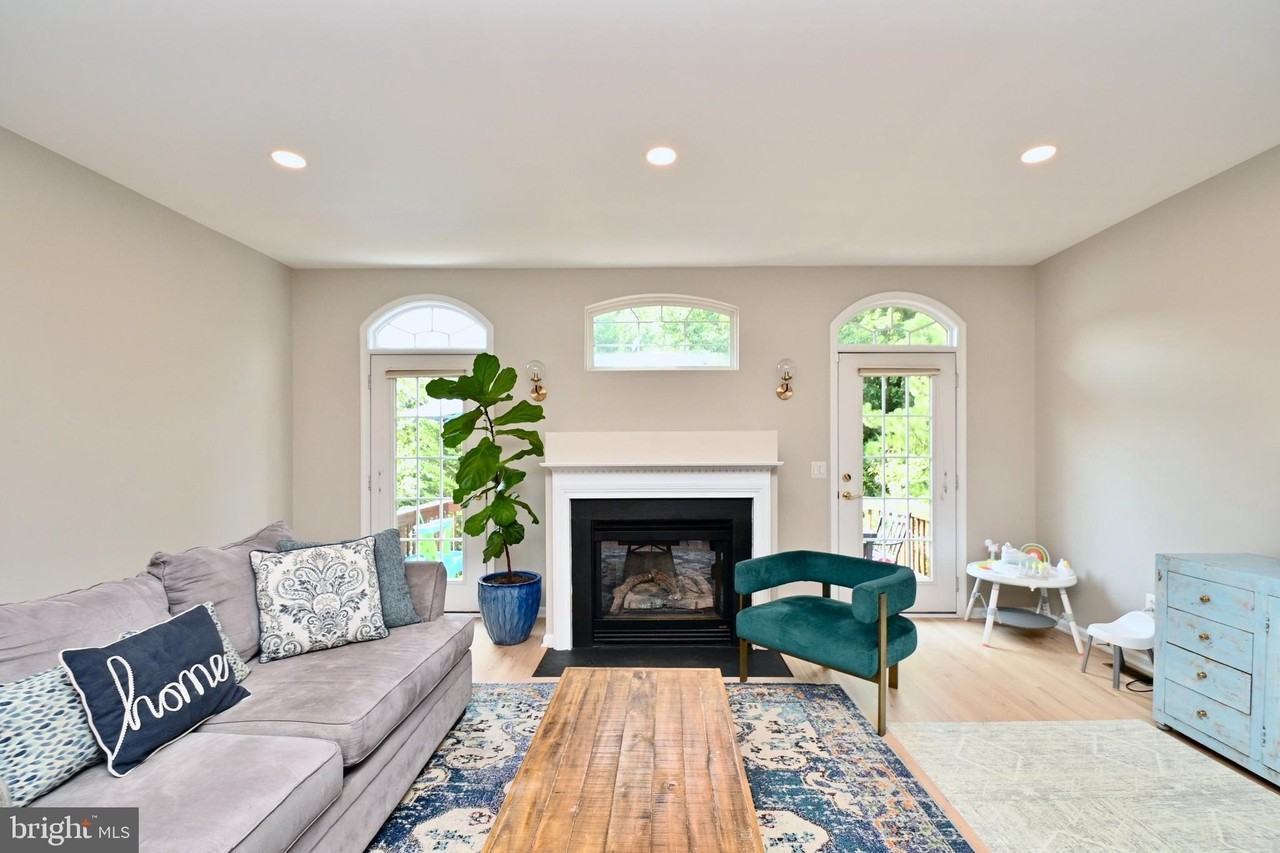 6915 Rolling Creek Way - Photo 5 of 29