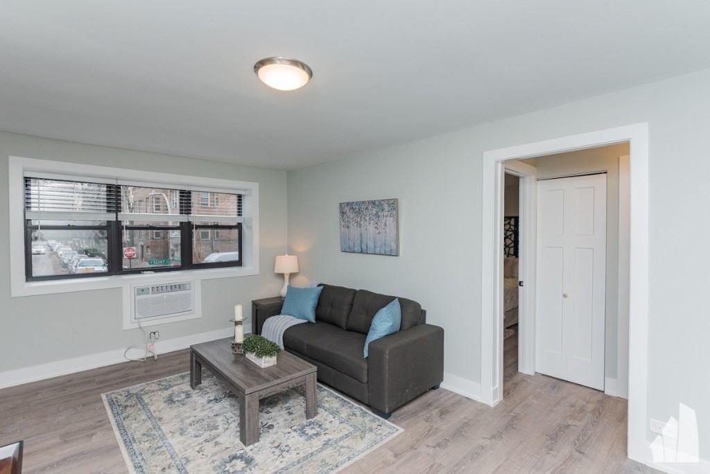 530 W Surf St #311 - Photo 2 of 10