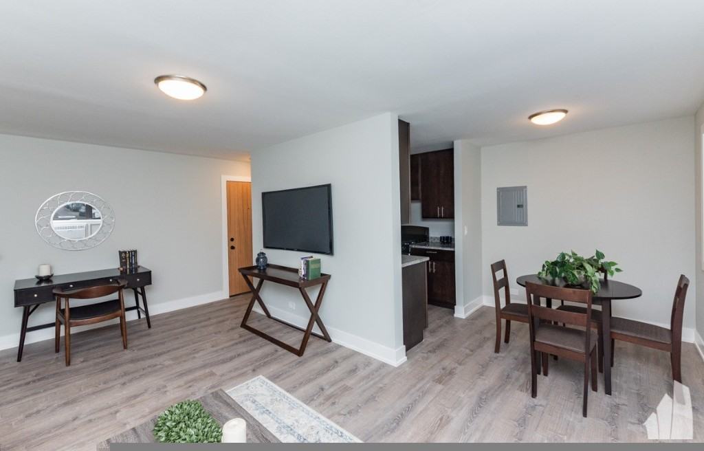 530 W Surf St #311 - Photo 4 of 10