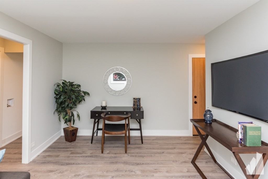 530 W Surf St #311 - Photo 5 of 10