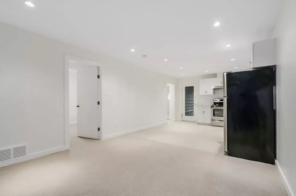 [ID#424] Bright & Spacious 2BR Garden Suite - Photo 2 of 6