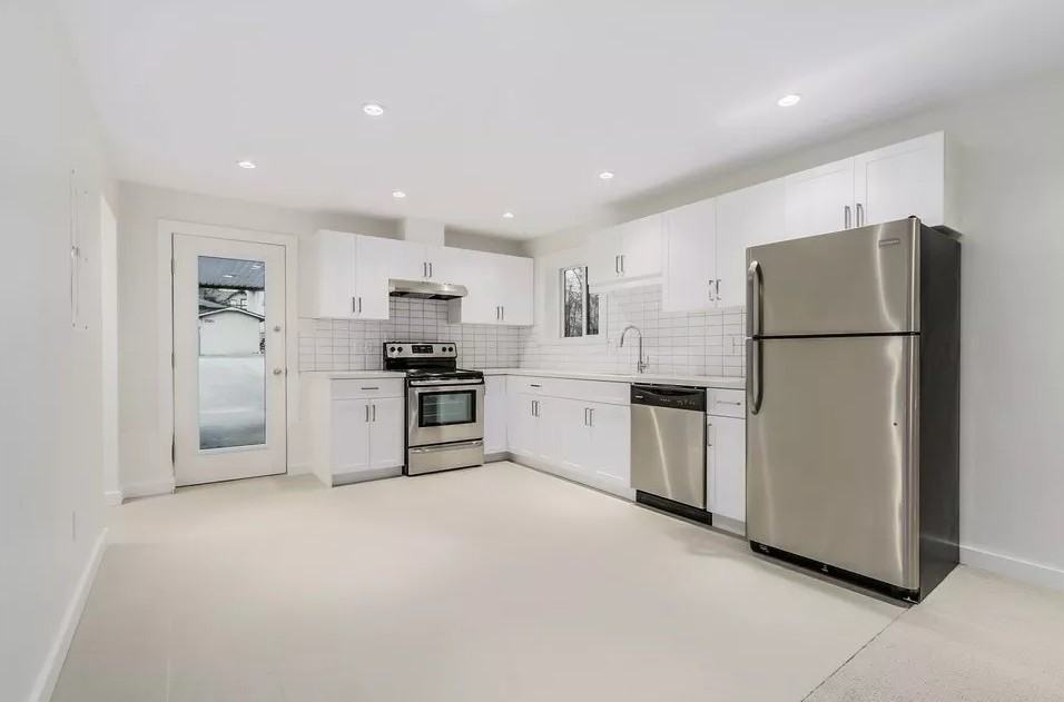 [ID#424] Bright & Spacious 2BR Garden Suite - Photo 3 of 6