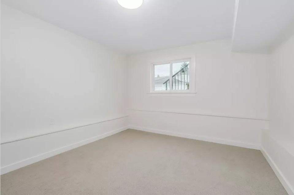 [ID#424] Bright & Spacious 2BR Garden Suite - Photo 5 of 6