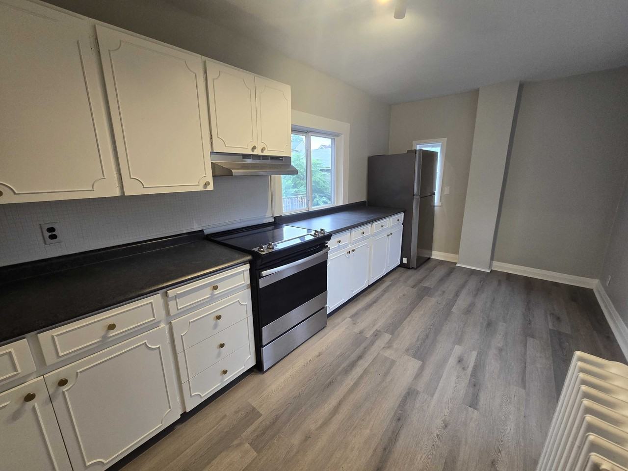 1047 Main Street East, Hamilton, Ontario, Canada, L8M 1N5 - Photo 2 of 27