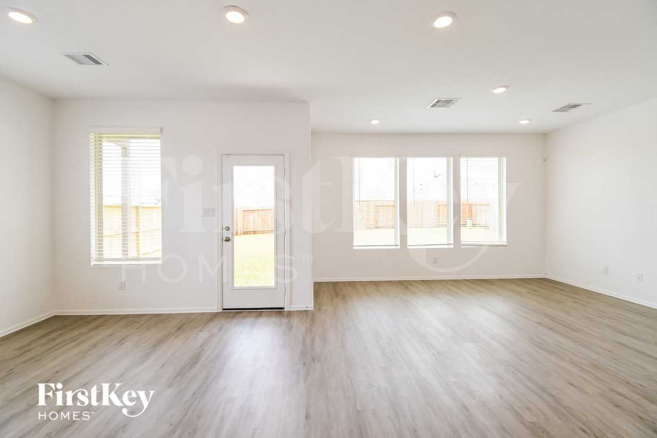 707 Willow Harbor Ln - Photo 2 of 16