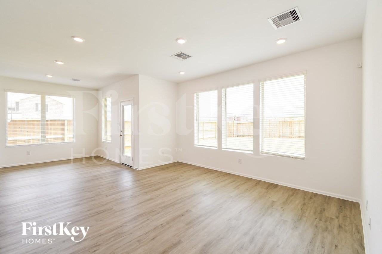 707 Willow Harbor Ln - Photo 4 of 16