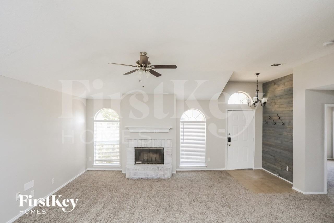 2505 Hidden Springs Dr - Photo 2 of 15