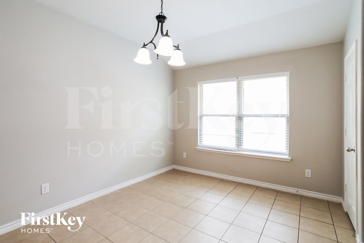1417 Villa Paloma Blvd - Photo 4 of 17