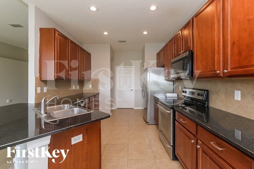 5710 Butterfield St - Photo 4 of 15