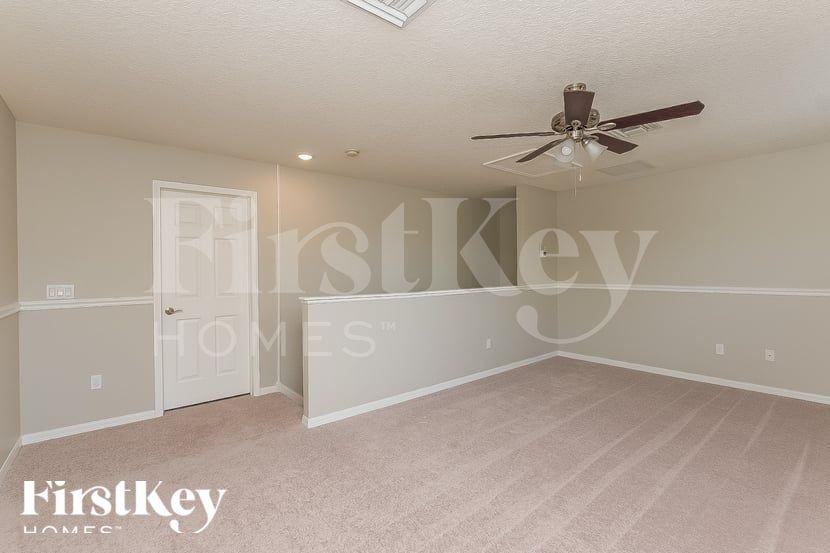 5710 Butterfield St - Photo 7 of 15