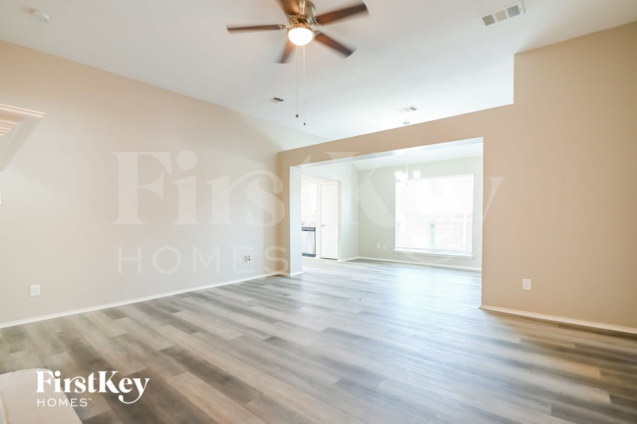 204 Windsor - Photo 2 of 15