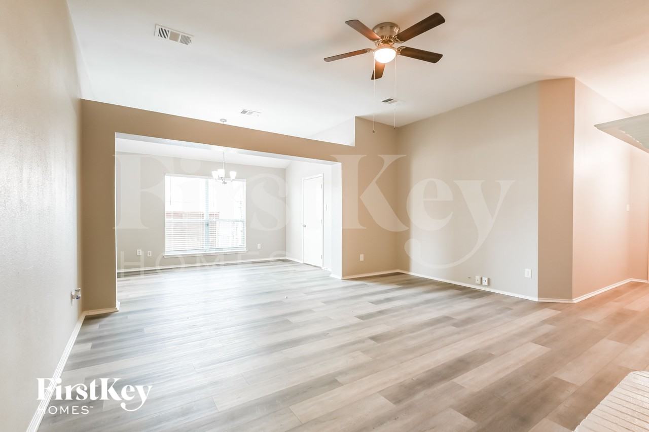 204 Windsor - Photo 3 of 15