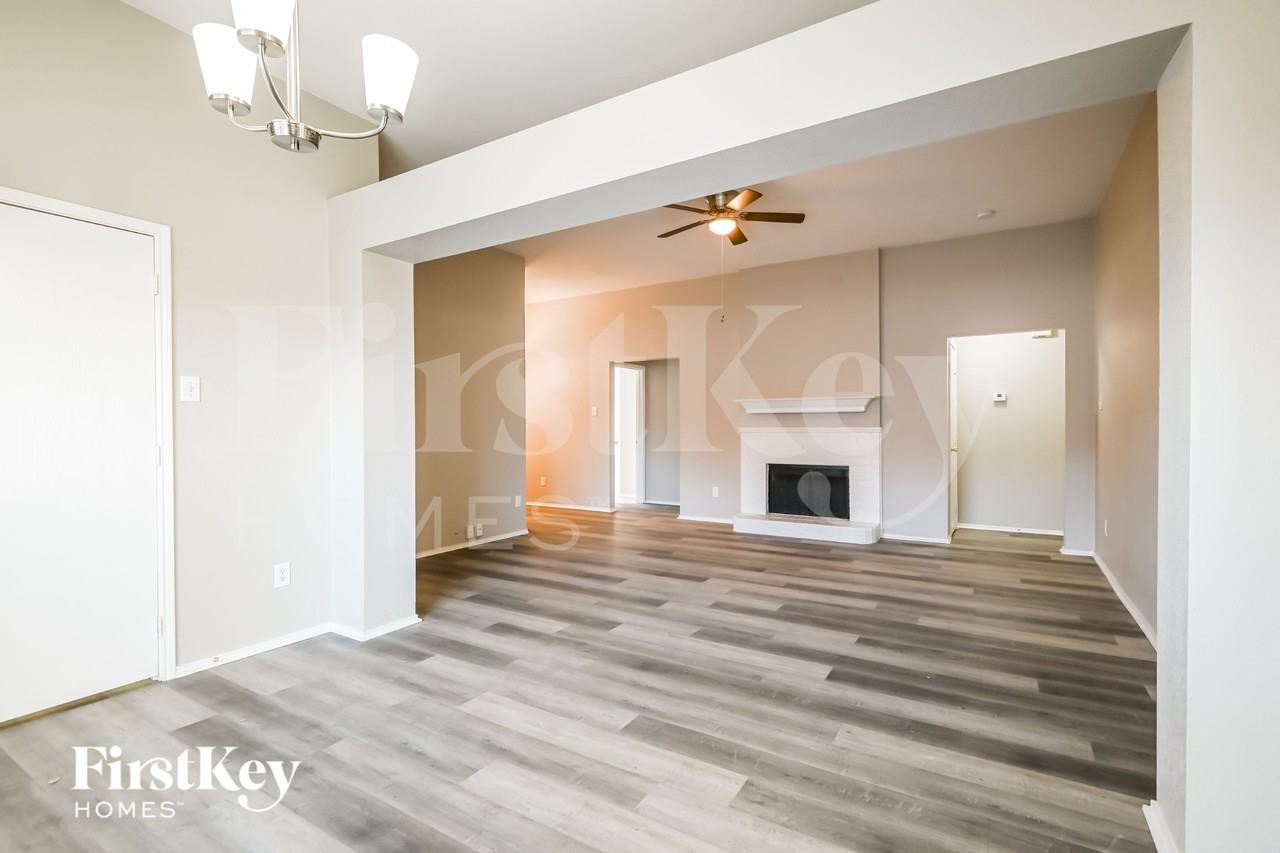 204 Windsor - Photo 4 of 15