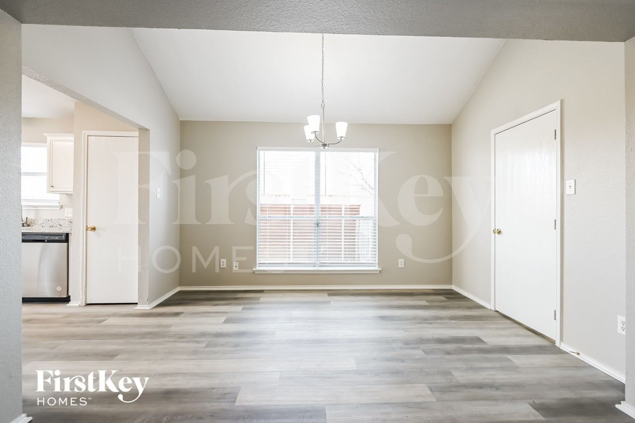 204 Windsor - Photo 5 of 15