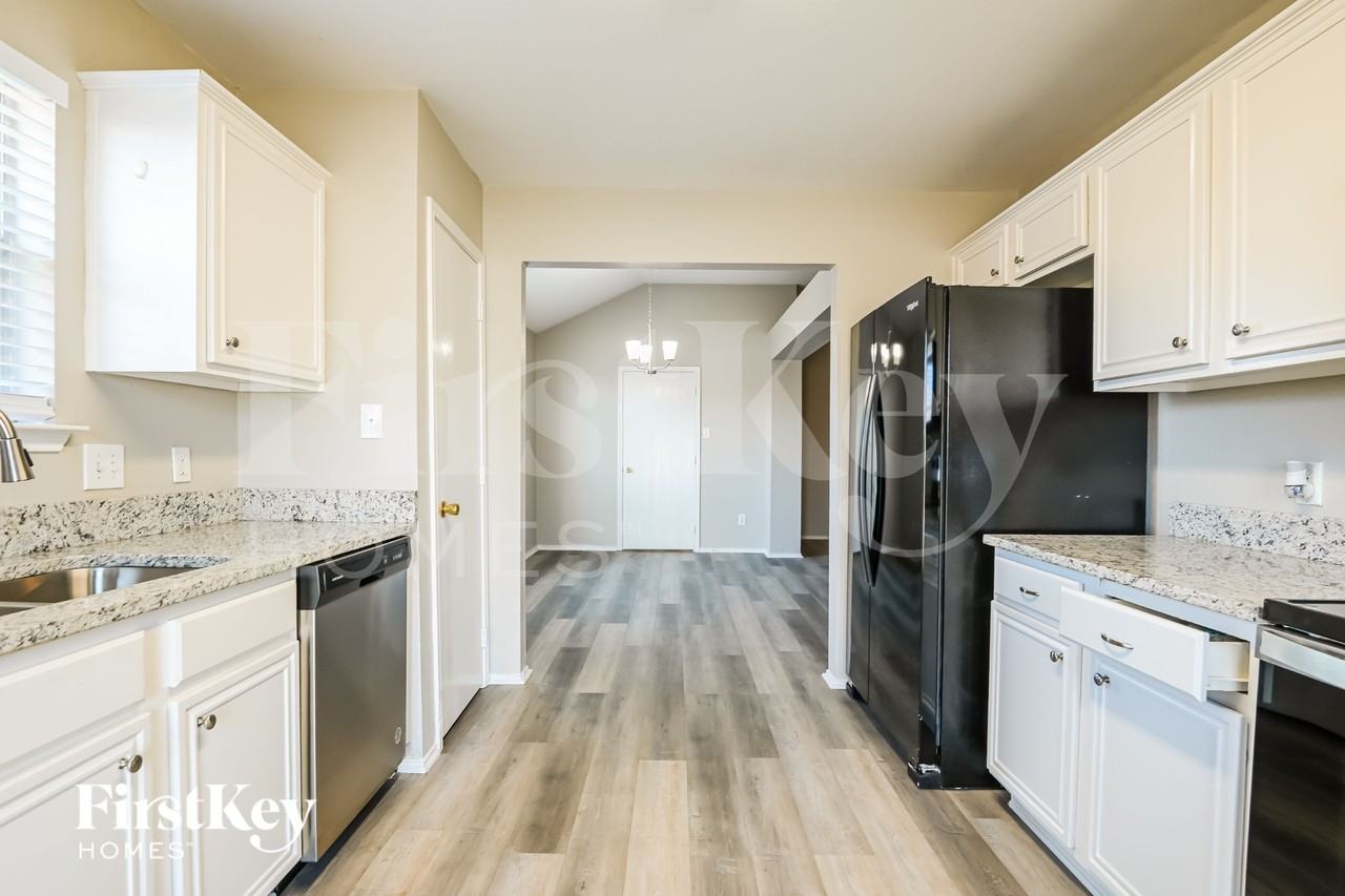 204 Windsor - Photo 7 of 15