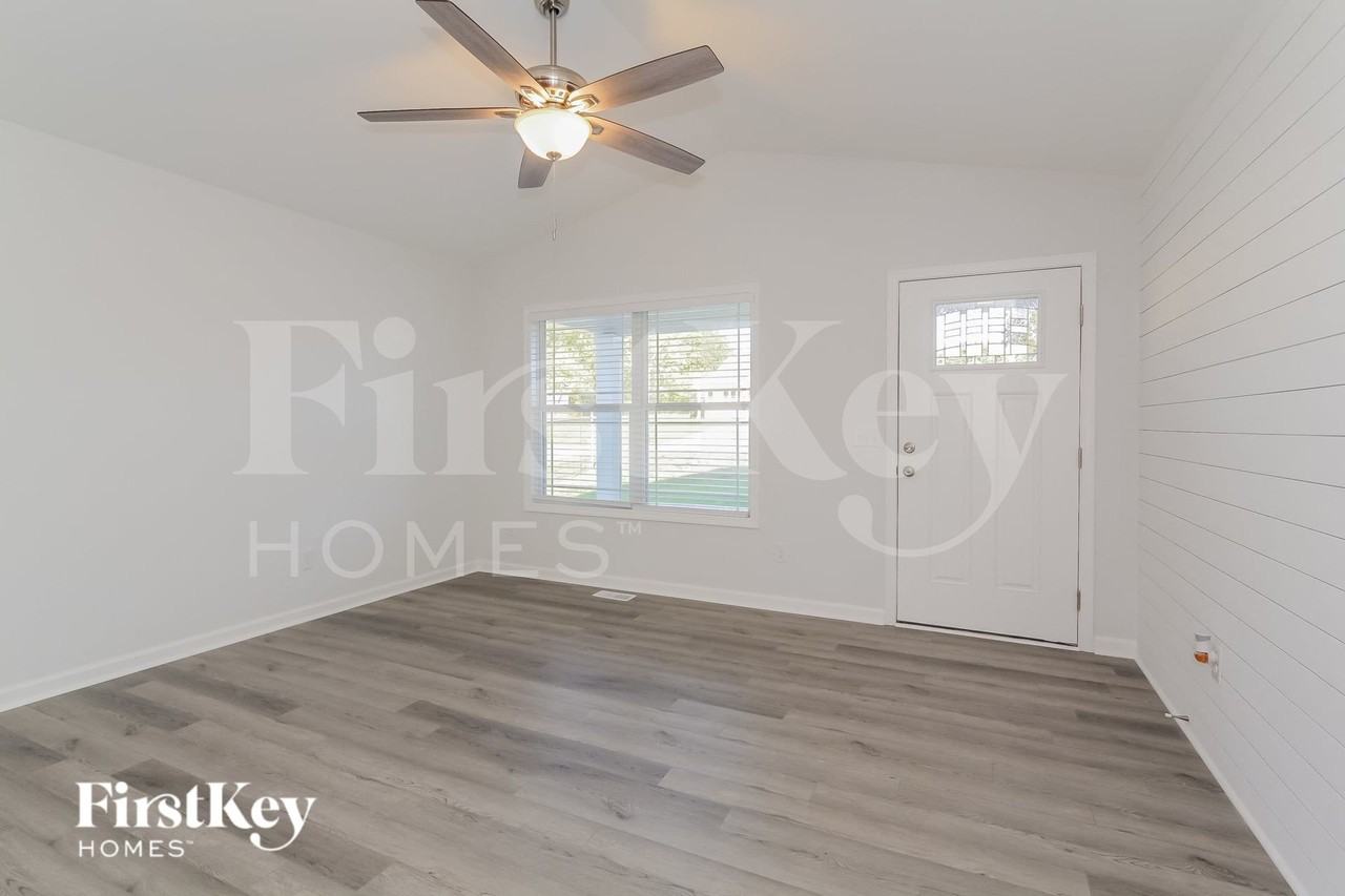 1213 Carolyn Ave - Photo 4 of 15