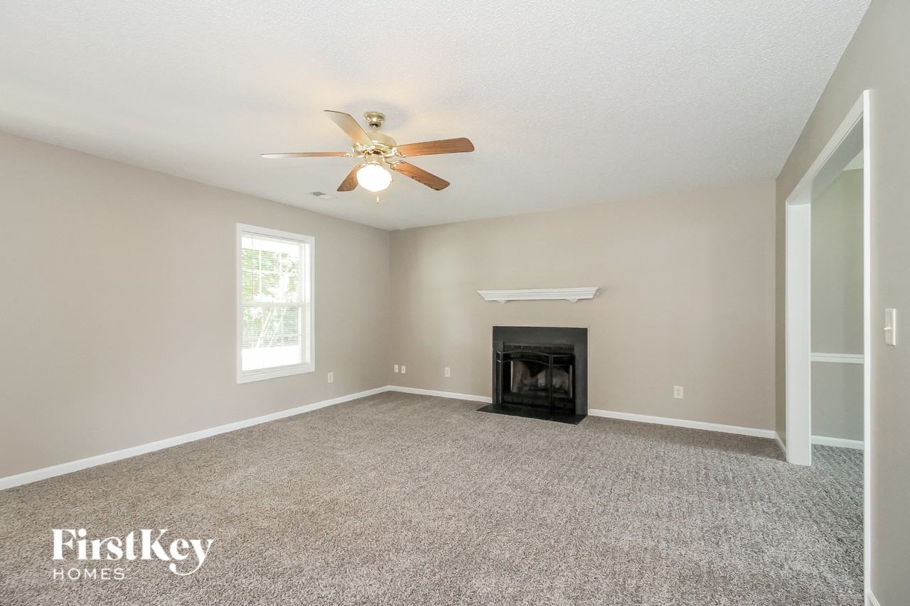1554 Pecan Ln - Photo 3 of 15