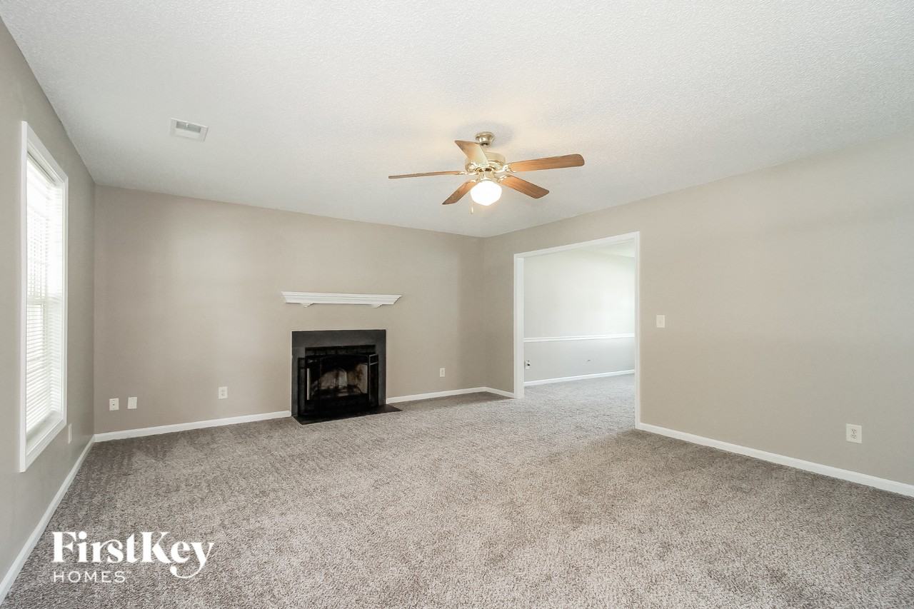 1554 Pecan Ln - Photo 4 of 15